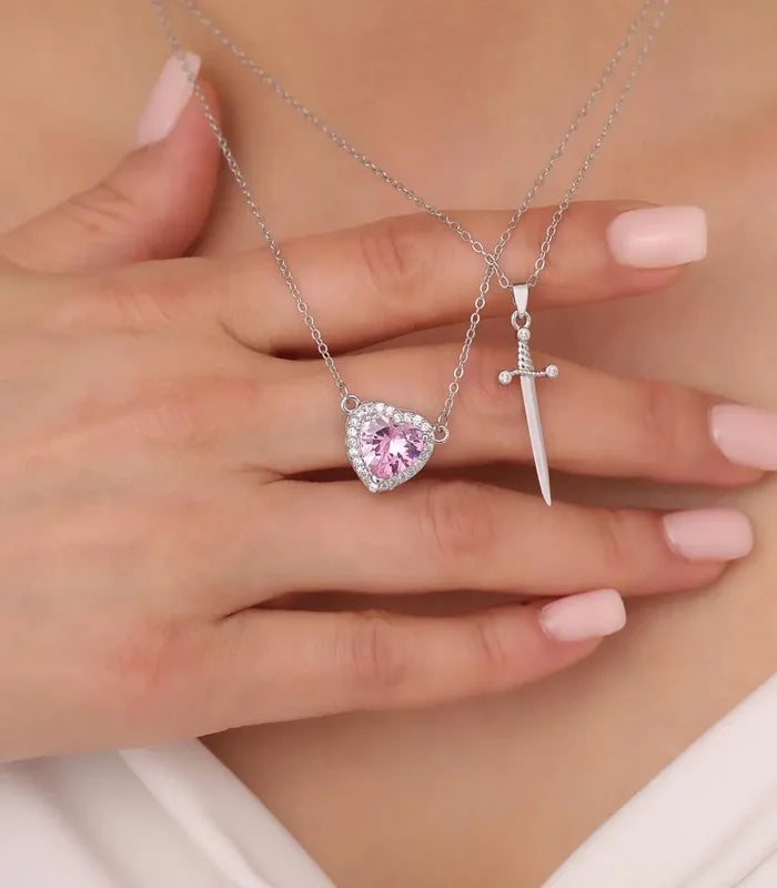 القلب الوردي مع الخنجر