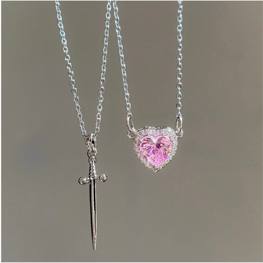 القلب الوردي مع الخنجر