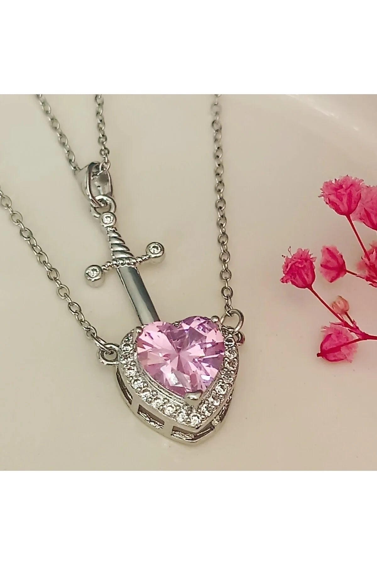 القلب الوردي مع الخنجر