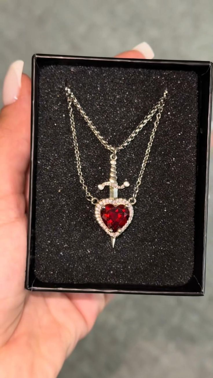 القلب الوردي مع الخنجر