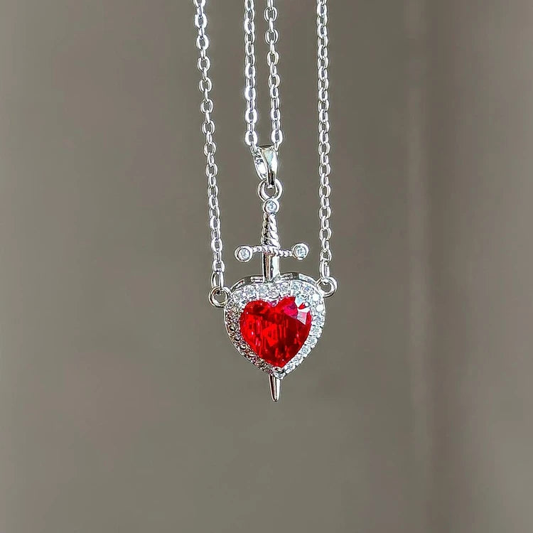 القلب الوردي مع الخنجر