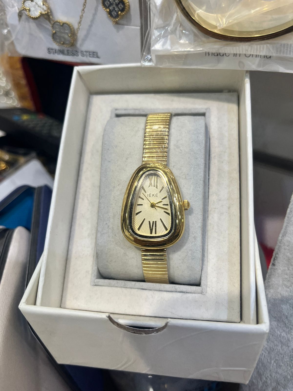 montre luxe pour femme dorée IEKE