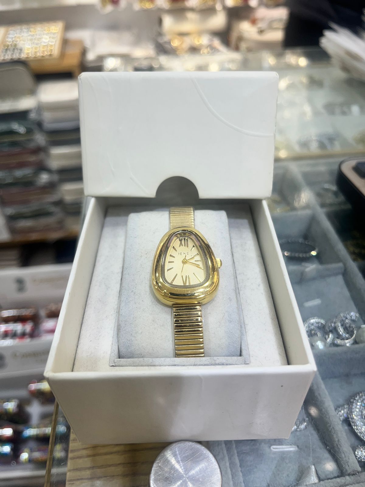 montre luxe pour femme dorée IEKE