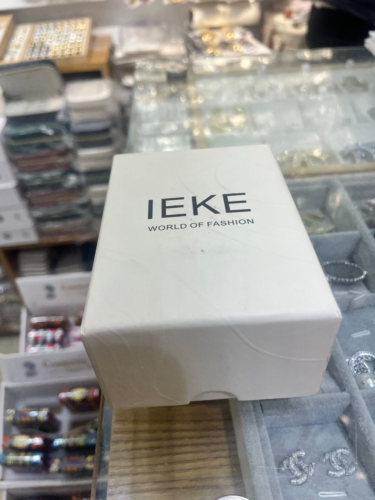 montre luxe pour femme dorée IEKE