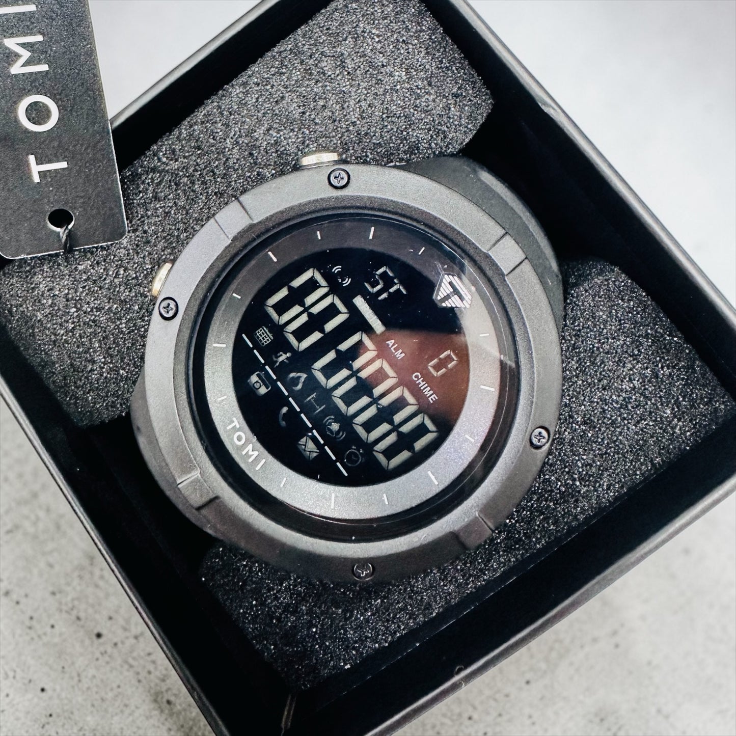 Montre TOMI électronique
